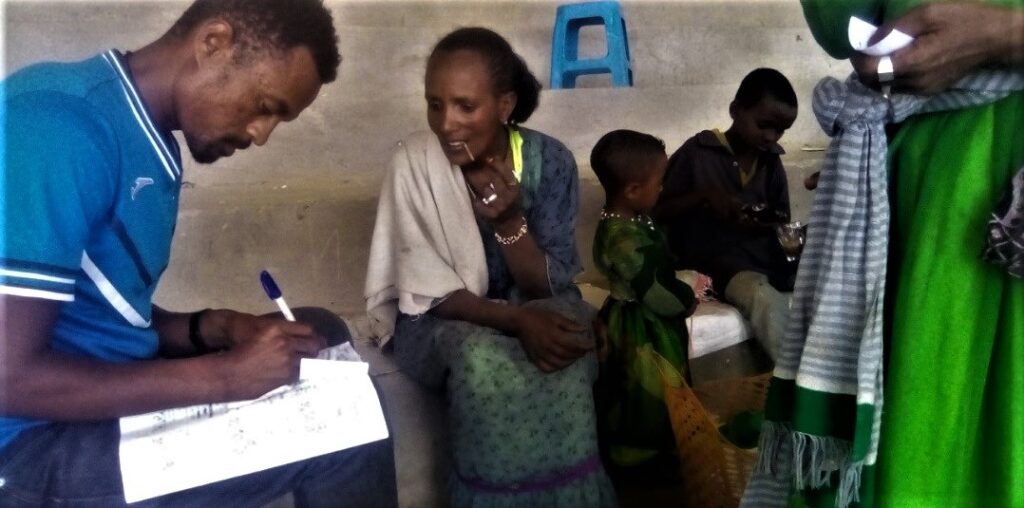 Colaboradores de Holystic ProÁfrica repartiendo ayuda a las familias de Wukro.